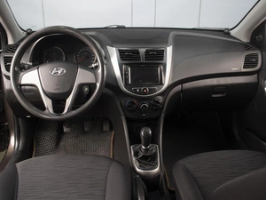 Седан Hyundai Solaris 2016 года, 830000 рублей, Омск