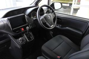 Минивэн Toyota Voxy 2016 года, 2085000 рублей, Красноярск