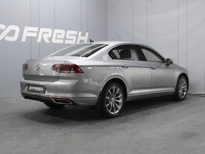 Седан Volkswagen Passat 2020 года, 2880000 рублей, Омск