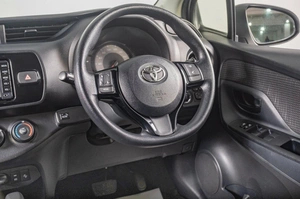 Хетчбэк Toyota Vitz 2017 года, 1049000 рублей, Томск