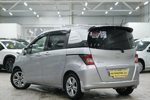 Минивэн Honda Freed 2010 года, 1199000 рублей, Омск