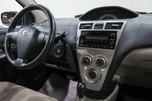 Седан Toyota Yaris 2007 года, 559000 рублей, Новокузнецк