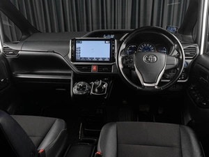 Минивэн Toyota Noah 2018 года, 2407000 рублей, Тюмень