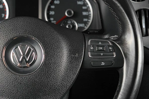 Внедорожник Volkswagen Tiguan 2011 года, 1199000 рублей, Тюмень