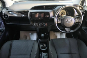 Хетчбэк Toyota Vitz 2019 года, 1249000 рублей, Омск