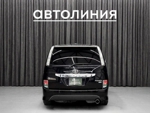 Минивэн Toyota Isis 2012 года, 1270000 рублей, Красноярск