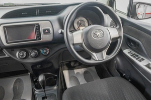 Хетчбэк Toyota Vitz 2015 года, 1019000 рублей, Барнаул