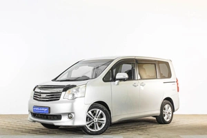 Минивэн Toyota Noah 2012 года, 1889000 рублей, Тюмень