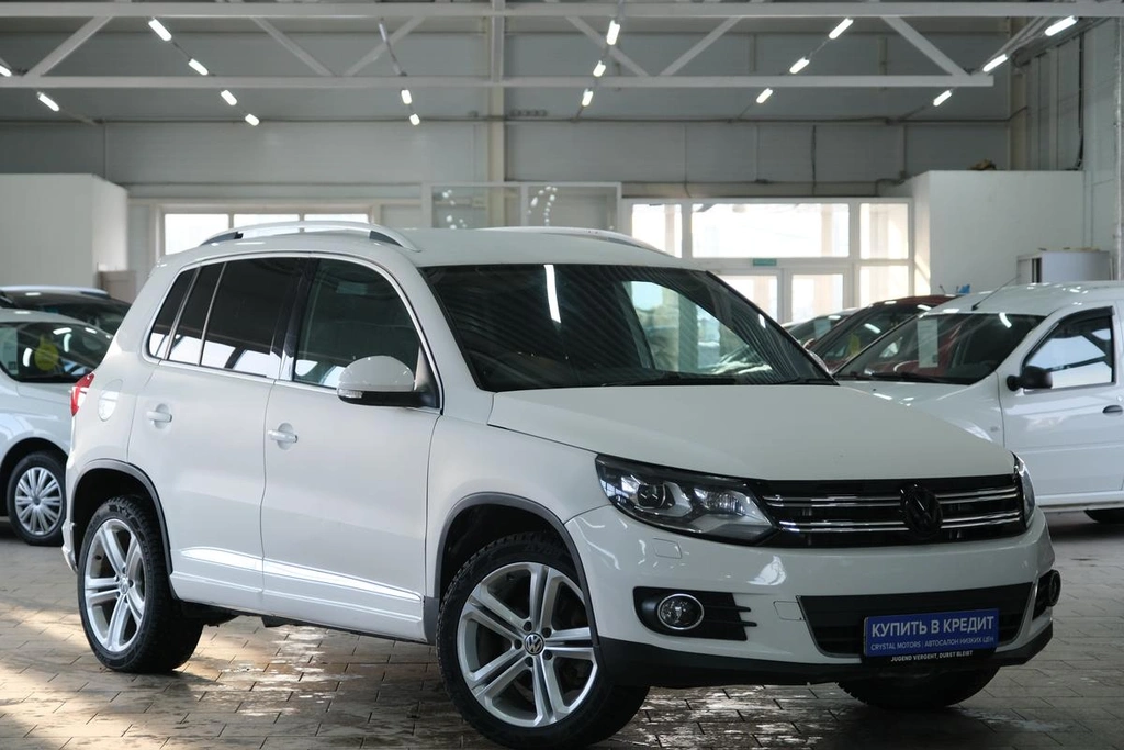 Внедорожник Volkswagen Tiguan 2013 года, 899000 рублей, Омск