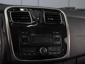 Седан Renault Logan 2015 года, 625000 рублей, Омск