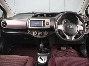 Хетчбэк Toyota Vitz 2016 года, 990000 рублей, Омск