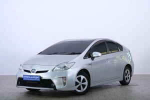 Лифтбек Toyota Prius 2015 года, 1349000 рублей, Омск
