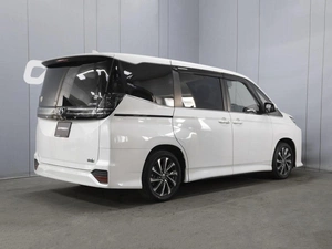 Минивэн Toyota Voxy 2022 года, 4200000 рублей, Омск