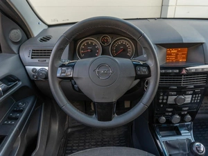 Седан Opel Astra 2013 года, 899000 рублей, Саратов