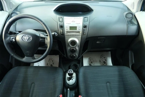 Хетчбэк Toyota Yaris 2007 года, 699000 рублей, Омск