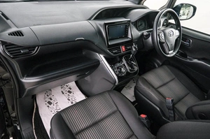Минивэн Toyota Voxy 2018 года, 1899000 рублей, Красноярск