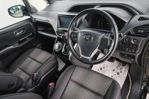Минивэн Toyota Voxy 2018 года, 1899000 рублей, Красноярск