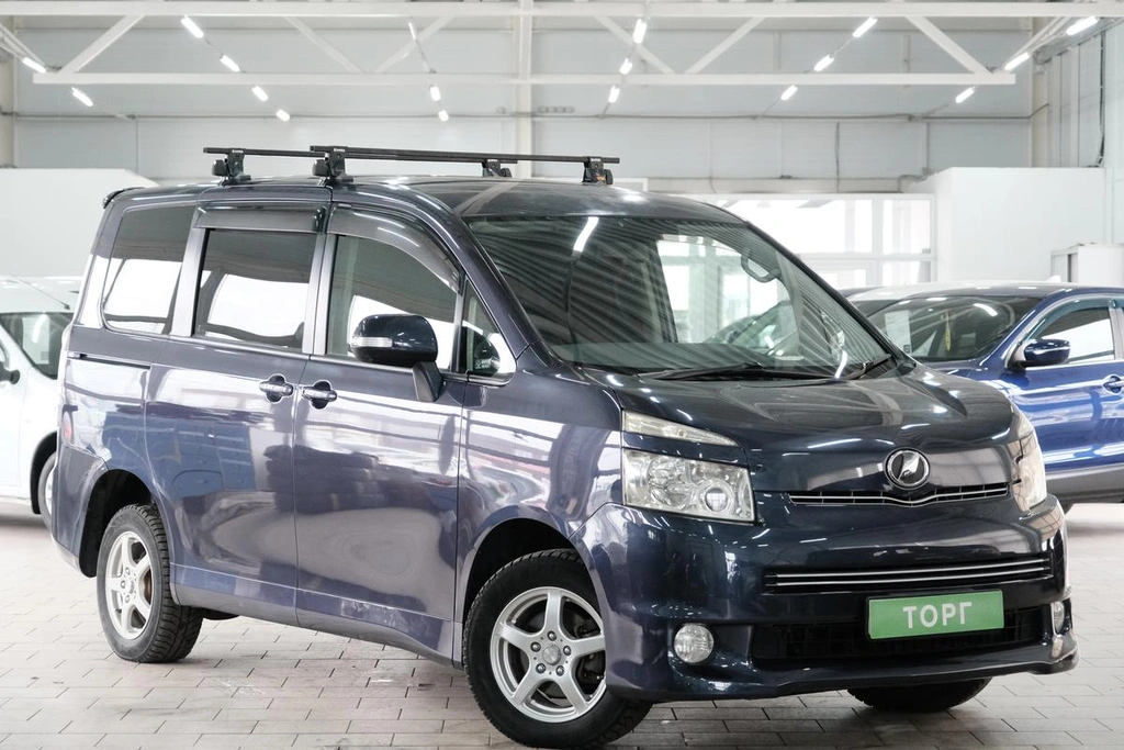 Минивэн Toyota Voxy 2008 года, 1179000 рублей, Омск