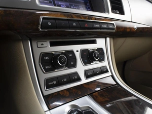 Седан Jaguar XF 2013 года, 1790000 рублей, Омск