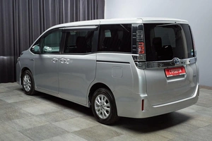 Минивэн Toyota Voxy 2017 года, 2187000 рублей, Красноярск