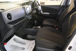 Хетчбэк Toyota Vitz 2016 года, 1129000 рублей, Омск
