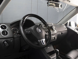 Внедорожник Volkswagen Tiguan 2011 года, 1290000 рублей, Омск