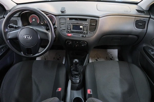 Седан Kia Rio 2011 года, 829000 рублей, Омск