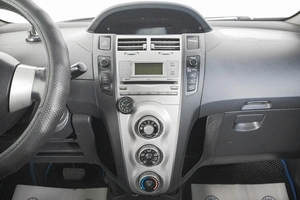 Хетчбэк Toyota Yaris 2007 года, 669000 рублей, Кемерово