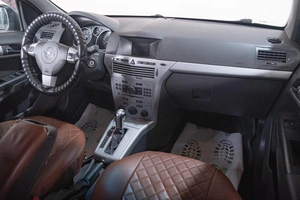 Седан Opel Astra 2011 года, 669000 рублей, Томск