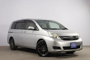 Минивэн Toyota Isis 2012 года, 1389000 рублей, Новосибирск