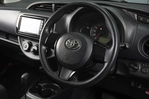 Хетчбэк Toyota Vitz 2017 года, 1000000 рублей, Омск