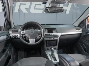 Седан Opel Astra 2011 года, 629000 рублей, Сургут