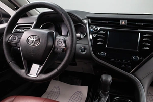 Седан Toyota Camry 2018 года, 2009000 рублей, Оренбург
