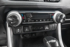 Внедорожник Toyota RAV4 2021 года, 3599000 рублей, Барнаул