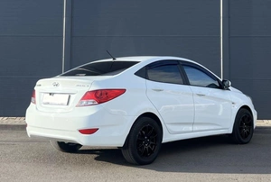 Седан Hyundai Solaris 2013 года, 800000 рублей, Солонцы