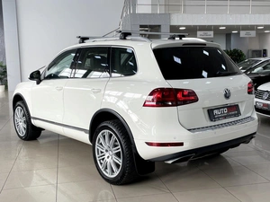 Внедорожник Volkswagen Touareg 2011 года, 1997000 рублей, Солонцы