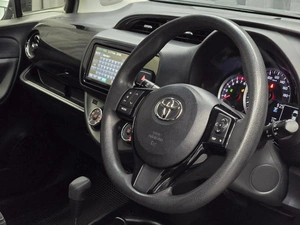 Хетчбэк Toyota Vitz 2018 года, 1089000 рублей, Красноярск