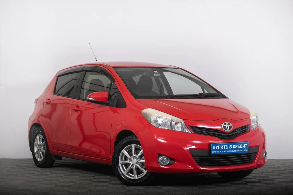Хетчбэк Toyota Vitz 2013 года, 1099000 рублей, Томск