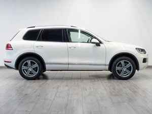 Внедорожник Volkswagen Touareg 2011 года, 2419000 рублей, Саратов