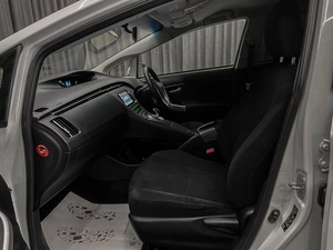 Лифтбек Toyota Prius 2013 года, 950000 рублей, Красноярск