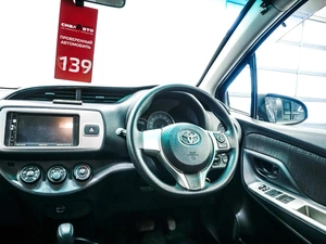 Хетчбэк Toyota Vitz 2015 года, 920000 рублей, Красноярск