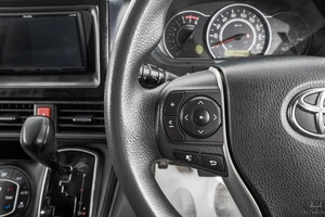Минивэн Toyota Voxy 2018 года, 2089000 рублей, Барнаул