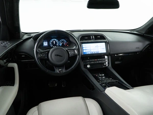 Внедорожник Jaguar F-Pace 2016 года, 2757077 рублей, Москва