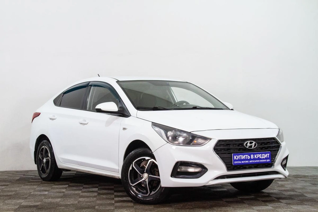 Седан Hyundai Solaris 2017 года, 599000 рублей, Сургут