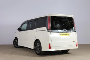 Минивэн Toyota Noah 2017 года, 2839000 рублей, Новосибирск