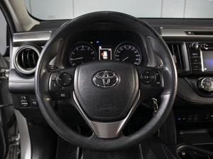 Внедорожник Toyota RAV4 2017 года, 2495000 рублей, Омск