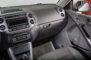 Внедорожник Volkswagen Tiguan 2013 года, 899000 рублей, Томск