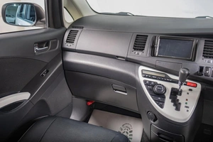 Минивэн Toyota Isis 2012 года, 1399000 рублей, Томск