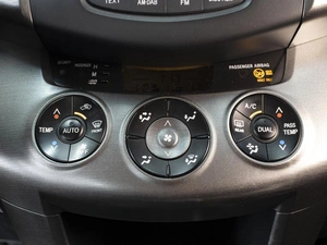 Внедорожник Toyota RAV4 2012 года, 1470000 рублей, Омск