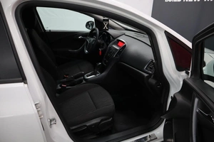Седан Opel Astra 2013 года, 920000 рублей, Курск